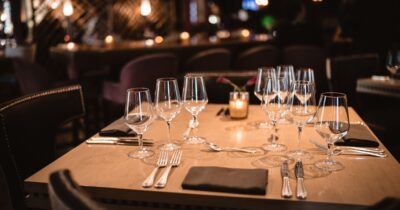 Copertina di “Quando ti siedi al ristorante ci sono comportamenti che dovresti evitare, dal ‘one-timing’ alle chiacchiere fuori tempo massimo prima di ordinare”: parla l’esperto di galateo