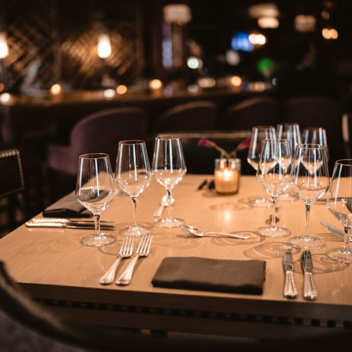 “Quando ti siedi al ristorante ci sono comportamenti che dovresti evitare, dal ‘one-timing’ alle chiacchiere fuori tempo massimo prima di ordinare”: parla l’esperto di galateo