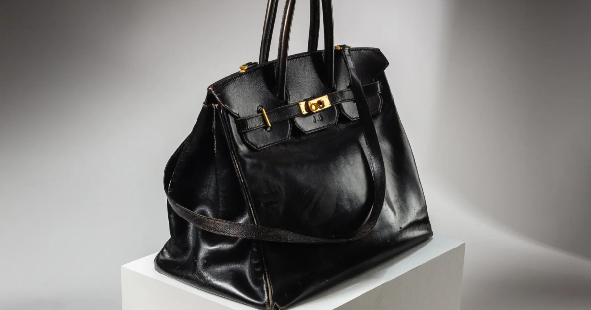 “È un pezzo unico di storia della moda”: va all’asta la Birkin originale creata per Jane Birkin nel 1984 “È un pezzo unico di storia della moda”: va all’asta la Birkin originale creata per Jane Birkin nel 1984