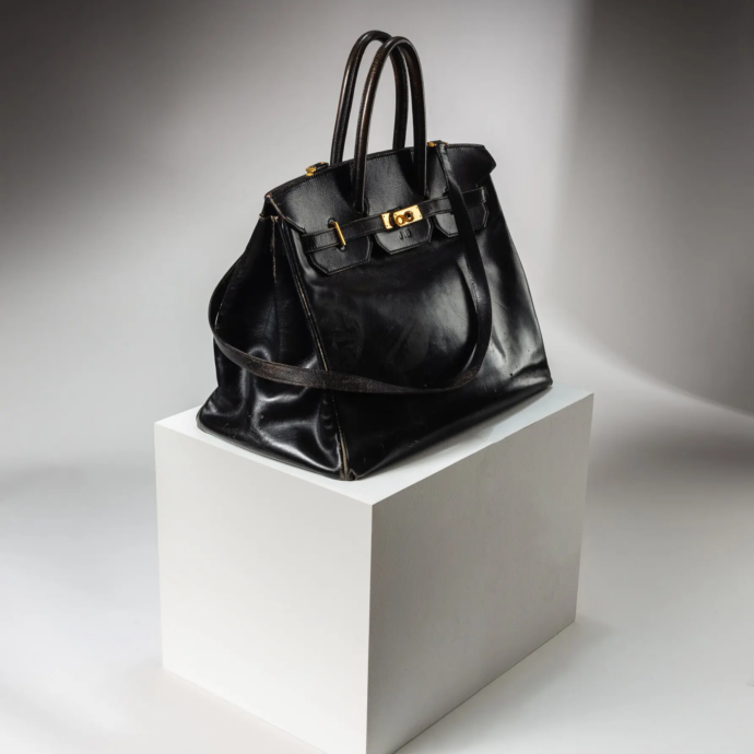La Birkin di Jane Birkin venduta all’asta per 10,1 milioni di dollari: è la borsa più costosa di sempre. Nata per caso, così è diventata iconica
