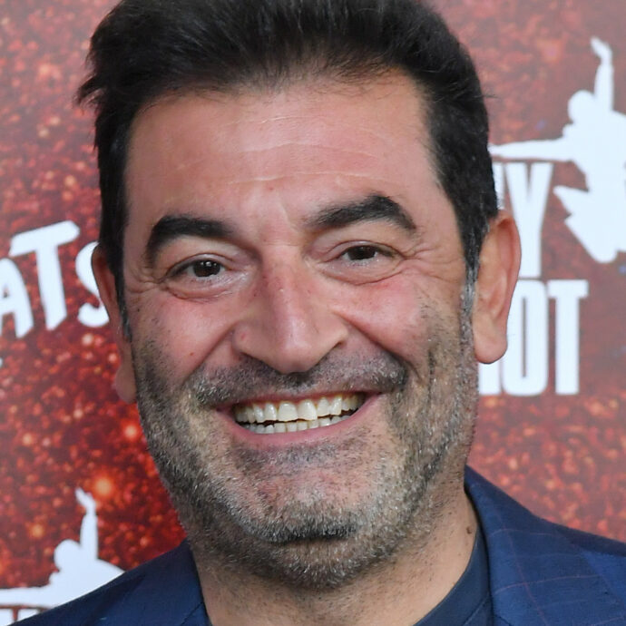 Max Giusti passa a Mediaset: “Ha dimostrato versatilità, ironia e una naturale capacità di rinnovarsi”