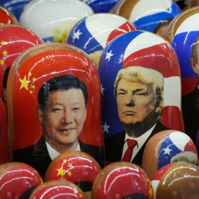 Copertina di Telefonata distensiva tra Trump e Xi. "Schiarita sulle terre rare, ci saranno atri colloqui"