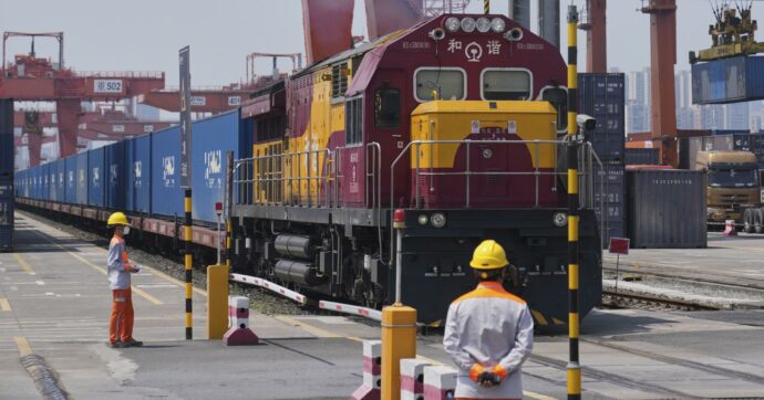 Effetto dazi, in aprile crolla il deficit commerciale statunitense. L’export della Ue scende del 35%, quello italiano del 10