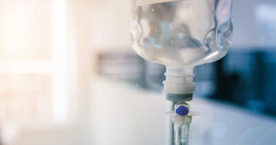 Copertina di “Attenzione, con le flebo finiscono nel sangue migliaia di microplastiche che causano tumori e malattie cardiovascolari”: l’allarme nel nuovo studio