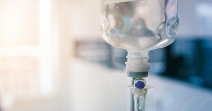 “Attenzione, con le flebo finiscono nel sangue migliaia di microplastiche che causano tumori e malattie cardiovascolari”: l’allarme nel nuovo studio