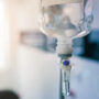 Copertina di “Attenzione, con le flebo finiscono nel sangue migliaia di microplastiche che causano tumori e malattie cardiovascolari”: l’allarme nel nuovo studio