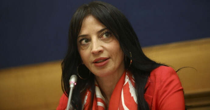 Naike Gruppioni, la deputata alla ricerca del centro: eletta con Azione, passata da Renzi, ora va da Fdi. “Solo Meloni può guidarlo”