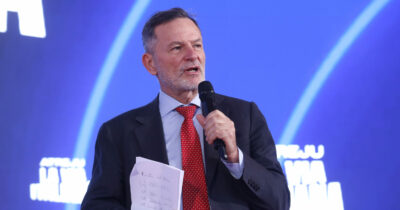 Copertina di “Balboni ha superato ogni limite”: le opposizioni chiedono sanzioni per il senatore di FdI. Ma La Russa dice no