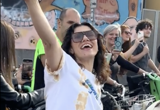 Elisa in bicicletta canta “Anche Fragile”: una iniziativa per presentare Plantasia Parco Sonoro – VIDEO Elisa in bicicletta canta “Anche Fragile”: una iniziativa per presentare Plantasia Parco Sonoro – VIDEO