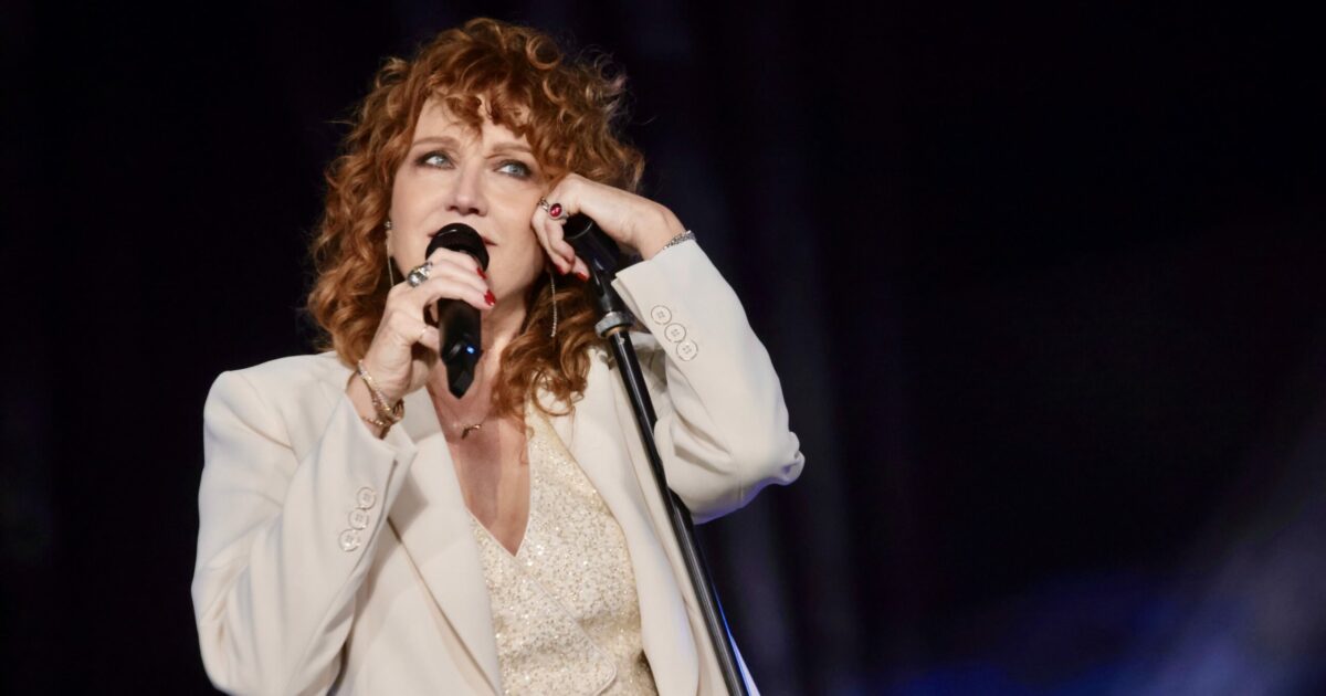 “Papa Francesco mi ha spiazzata. Mi ha chiesto di cantare ‘Dio è morto’ per i giovani in Brasile”: Fiorella Mannoia tra aneddoti e musica alle Terme di Caracalla