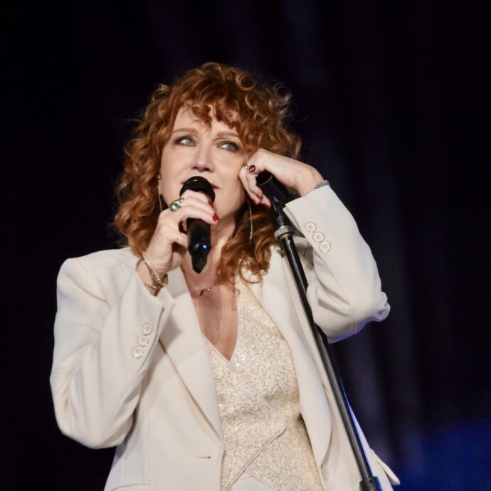 “Papa Francesco mi ha spiazzata. Mi ha chiesto di cantare ‘Dio è morto’ per i giovani in Brasile”: Fiorella Mannoia tra aneddoti e musica alle Terme di Caracalla