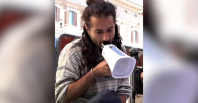 Copertina di Legge i nomi delle vittime di Gaza davanti a Montecitorio: la protesta dell’artista Giuliano De Santis
