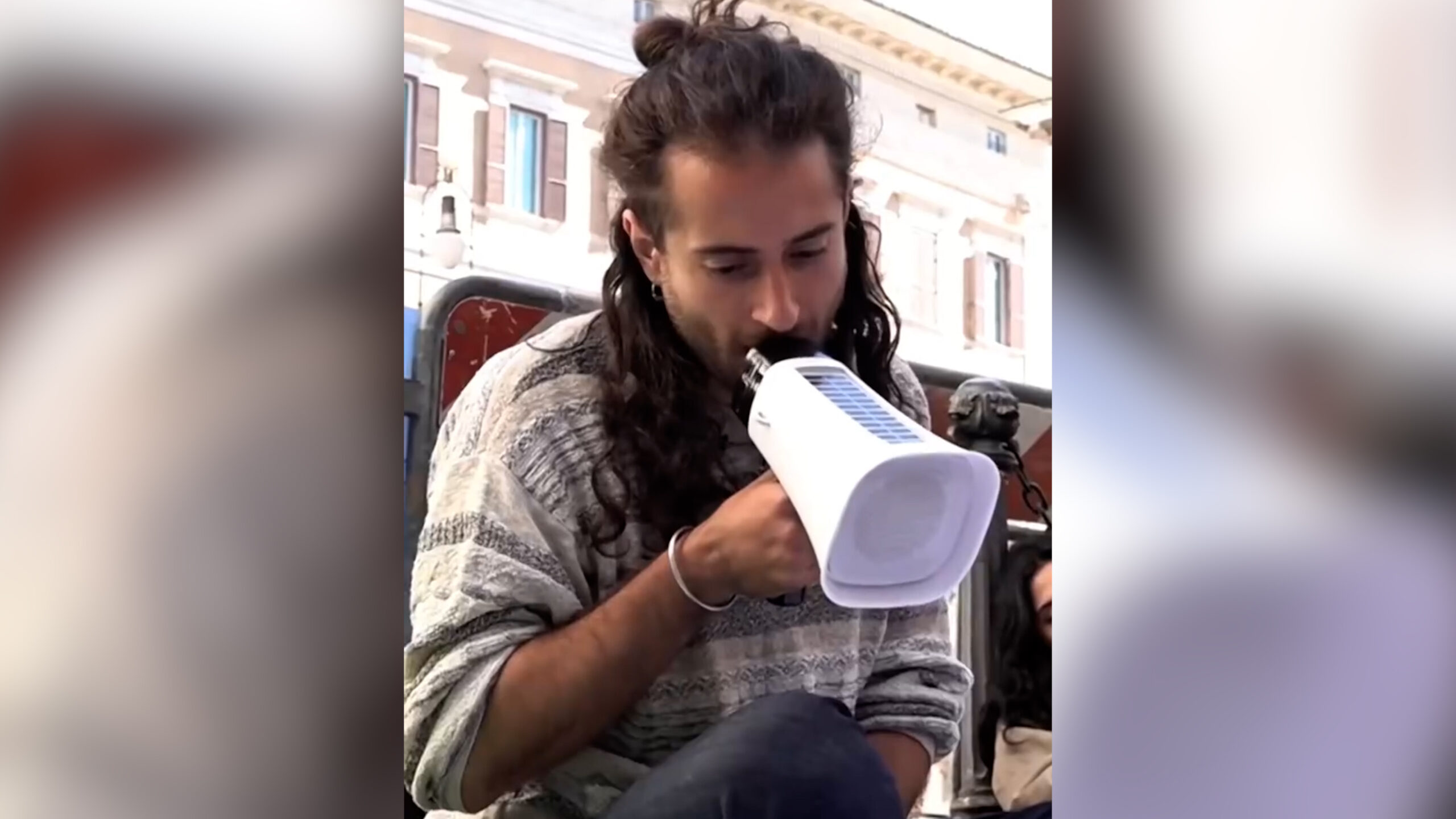 Legge i nomi delle vittime di Gaza davanti a Montecitorio: la protesta dell’artista Giuliano De Santis Legge i nomi delle vittime di Gaza davanti a Montecitorio: la protesta dell’artista Giuliano De Santis