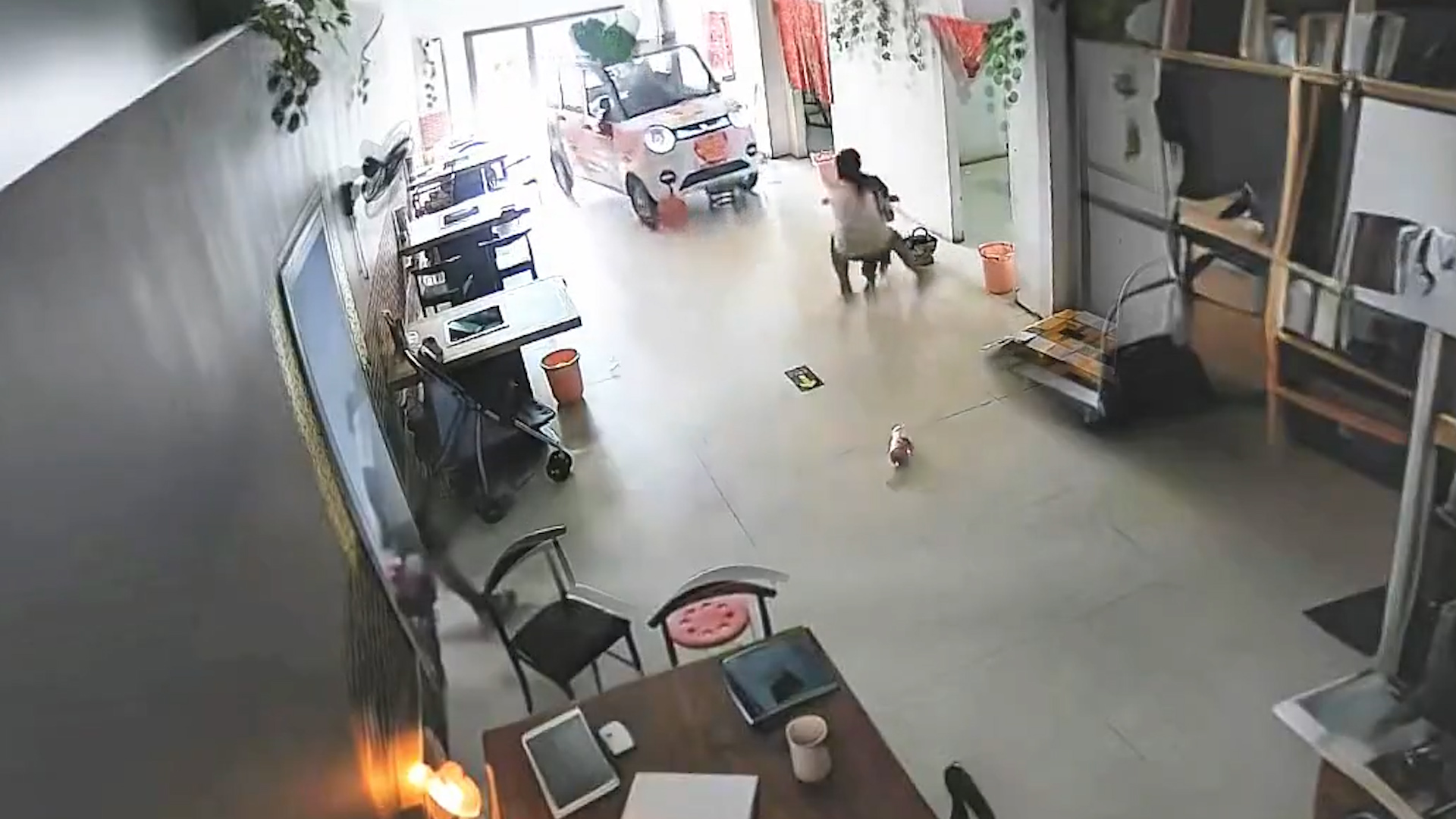 paura al ristorante ragazzina di 11 salva il fratellino da un auto fuori controllo – video