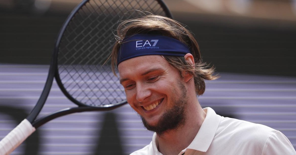 “Stavo quasi per batterlo, ragazzi. Per me il tennis è un viaggio, non toglierei tempo al mio essere marito o padre”: la fantastica reazione di Bublik dopo la sconfitta con Sinner al Roland Garros