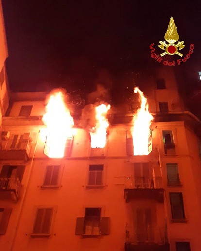si butta dal quinto piano per sfuggire a un incendio morta una donna di 48 anni