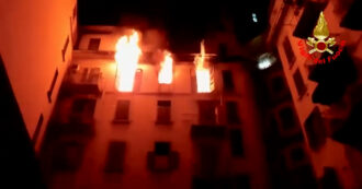Copertina di Si butta dal 5° piano per sfuggire a un incendio, le immagini delle fiamme nell’appartamento di Milano – Video