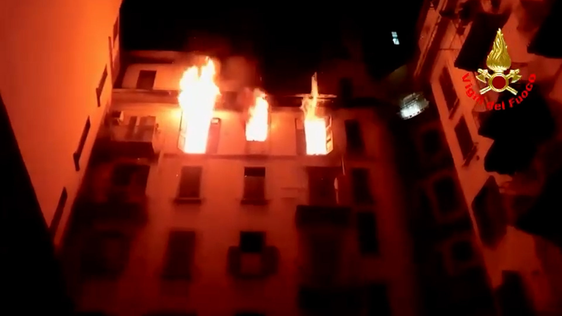 Si butta dal 5° piano per sfuggire a un incendio, le immagini delle fiamme nell’appartamento di Milano – Video Si butta dal 5° piano per sfuggire a un incendio, le immagini delle fiamme nell’appartamento di Milano – Video