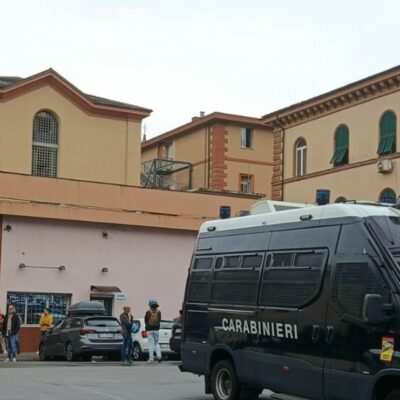 Copertina di Rivolta carcere Marassi, “18enne sequestrato e violentato per due giorni senza che nessuno se ne accorgesse”