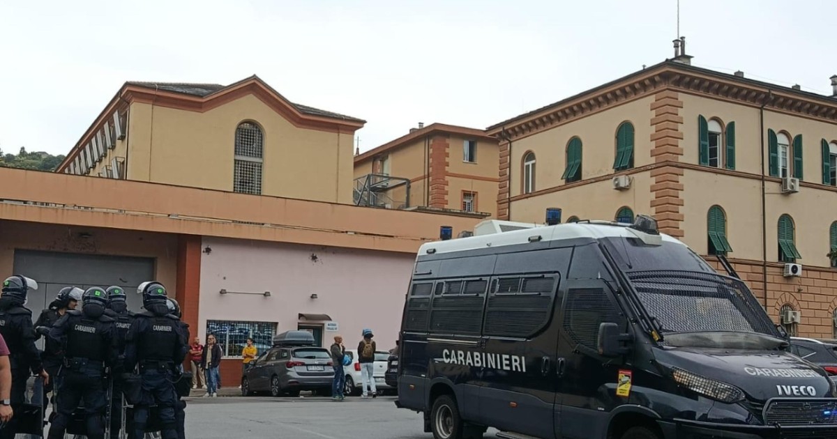 Rivolta carcere Marassi, “18enne sequestrato e violentato per due giorni senza che nessuno se ne accorgesse”
