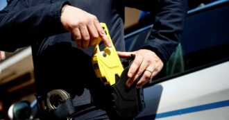 “Morto per colpo al torace, non per il taser”. Calci mentre era a terra, in 5 per bloccarlo