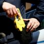 Copertina di Non lo ha ucciso il taser, ma le botte di cinque uomini 