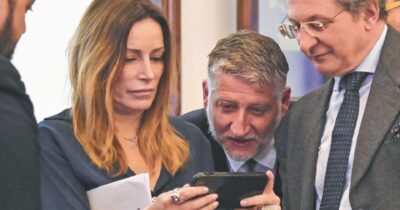 Copertina di Lo sherpa di Lucia Borgonzoni al bar: “Tremila euro, ma spari solo su Giuli”