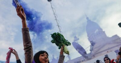 Copertina di Ni Una Menos scende in piazza con pensionate e lavoratrici che pagano i tagli di Milei: “Nessuna si salva da sola”
