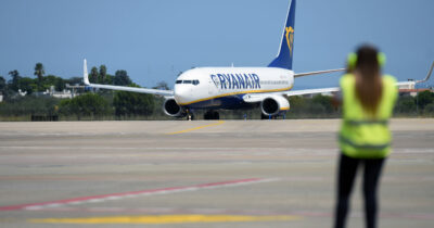 Copertina di Voli, il Consiglio Ue vuole ridurre i risarcimenti per i passeggeri in caso di ritardo e rendere più difficili ottenerli