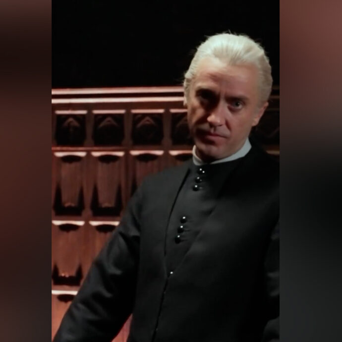 Tom Felton di nuovo con la bacchetta in mano: torna a essere Draco Malfoy e lo annuncia con un video (con un dettaglio che non sfuggirà ai fan)