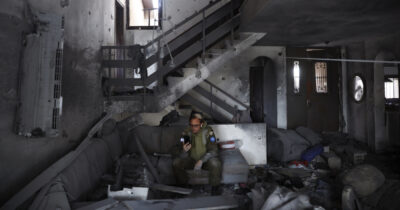 Copertina di Gaza, 38 persone uccise dagli attacchi israeliani. L’Idf ha colpito anche Beirut, Iran: “Aggressione”