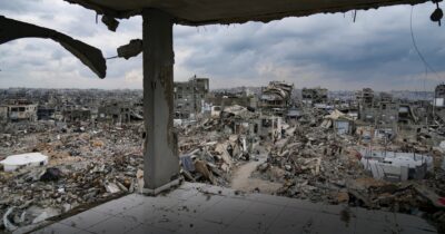 Copertina di A Gaza oltre 65 morti in 24 ore: ancora spari sui palestinesi in attesa di aiuti. L’Onu: “Inorriditi”