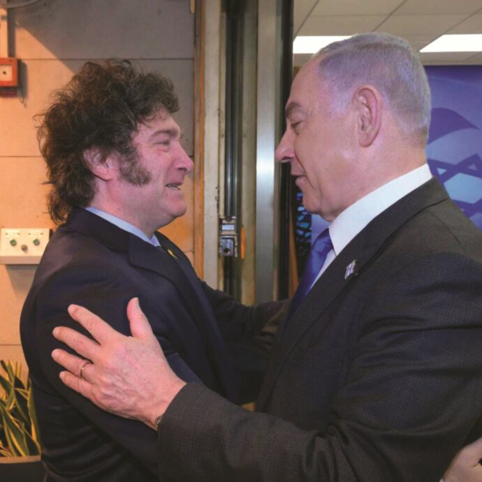 Milei benedice Netanyahu. Bibi, com’è umano lei