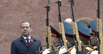 Copertina di Lite Musk-Trump, Medvedev ironizza: “Non litigate, ragazzi. Pronti a facilitare un accordo di pace”