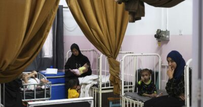 Copertina di Gaza, la pediatra che ha perso nove figli: “Sono una madre senza più niente, è il destino di troppe persone qui”