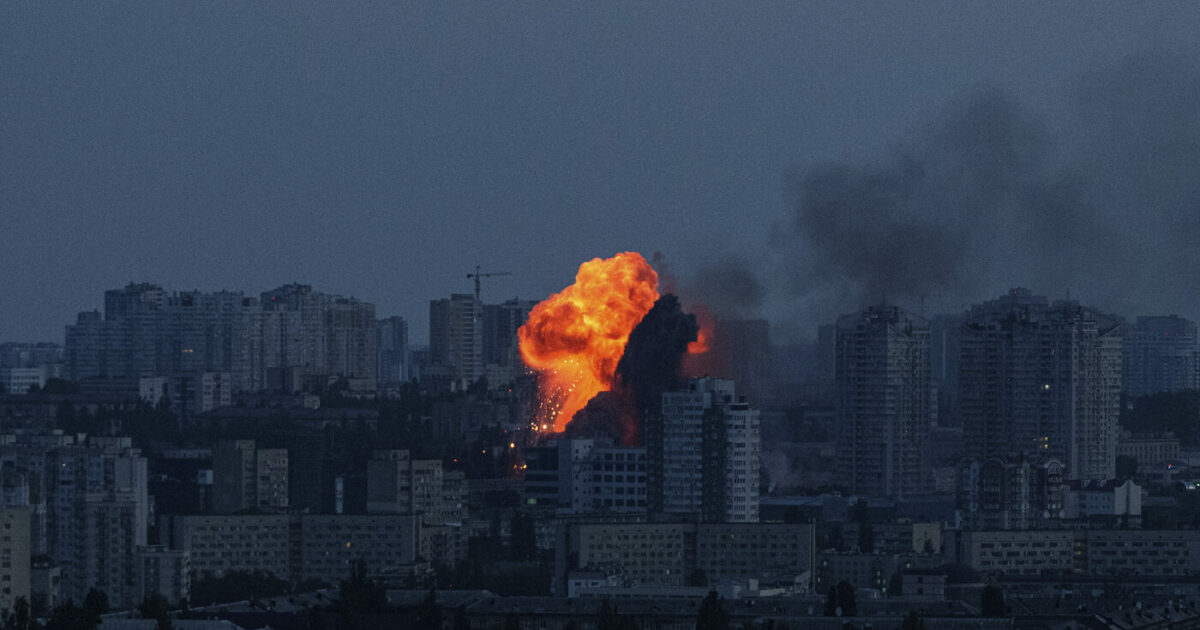 Ucraina, ondata di droni russi su Kiev: quattro morti e venti feriti, incendi in città. Missili su tutto il Paese Ucraina, ondata di droni russi su Kiev: quattro morti e venti feriti, incendi in città. Missili su tutto il Paese