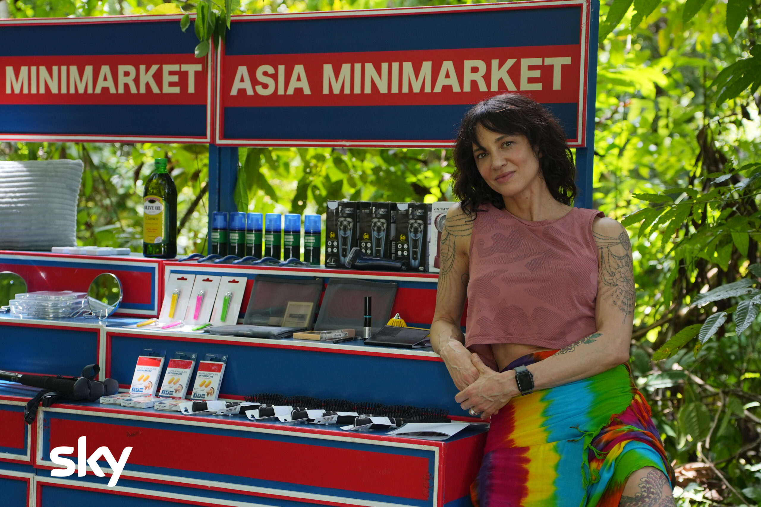 “Tappi per le orecchie a 500 euro, olio d’oliva a 1500 euro, cioccolata a 400 euro”: Asia Argento tentatrice al minimarket di “Money Road” – IL VIDEO “Tappi per le orecchie a 500 euro, olio d’oliva a 1500 euro, cioccolata a 400 euro”: Asia Argento tentatrice al minimarket di “Money Road” – IL VIDEO