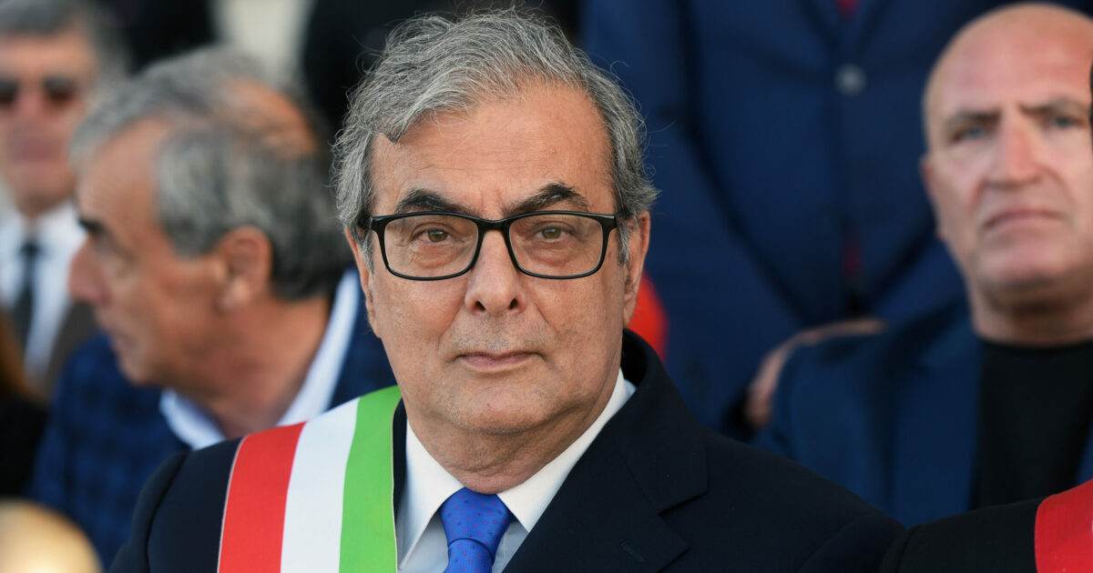 “Appalti in cambio di voti”, arrestato il sindaco di Molfetta (Bari): il gip ordina i domiciliari dopo l’interrogatorio “Appalti in cambio di voti”, arrestato il sindaco di Molfetta (Bari): il gip ordina i domiciliari dopo l’interrogatorio