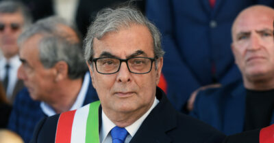 Copertina di “Appalti in cambio di voti”, arrestato il sindaco di Molfetta (Bari): il gip ordina i domiciliari dopo l’interrogatorio