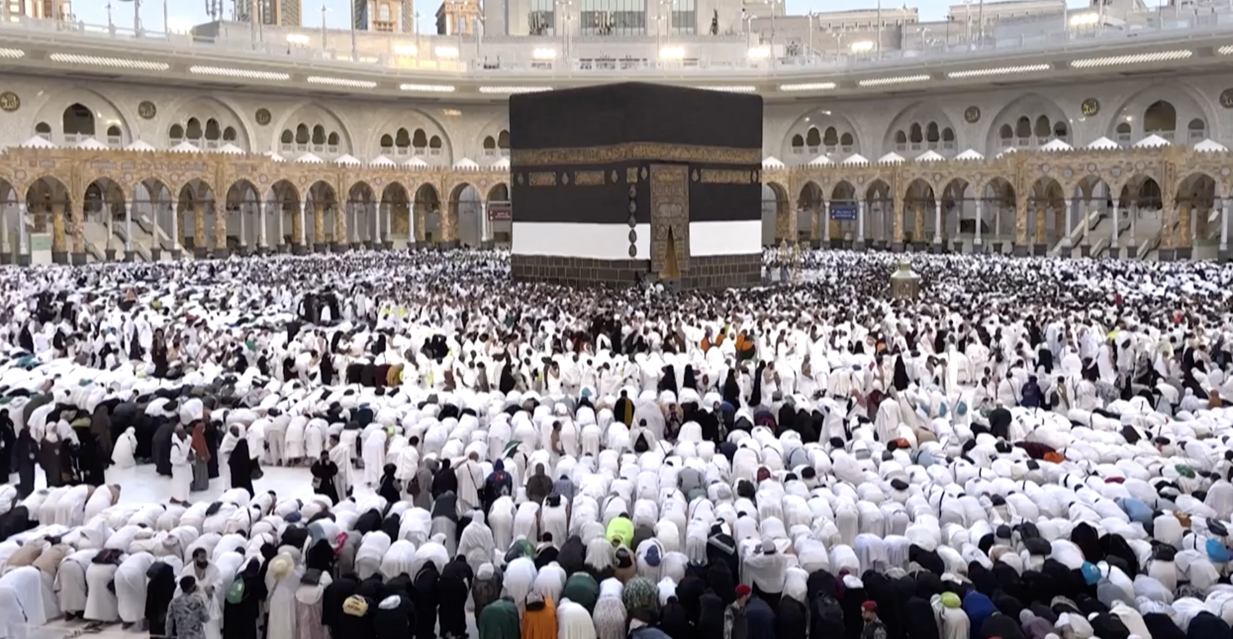 pellegrinaggio alla mecca la folla di fedeli musulmani per la preghiera dell eid al adha le immagini