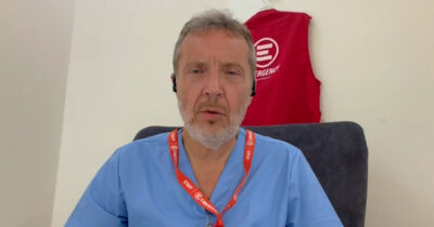 Copertina di “A Gaza curiamo bambini malnutriti, gli aiuti sono irrisori. I farmaci? Riserve al lumicino e temiamo il colera”: parla il medico di Emergency