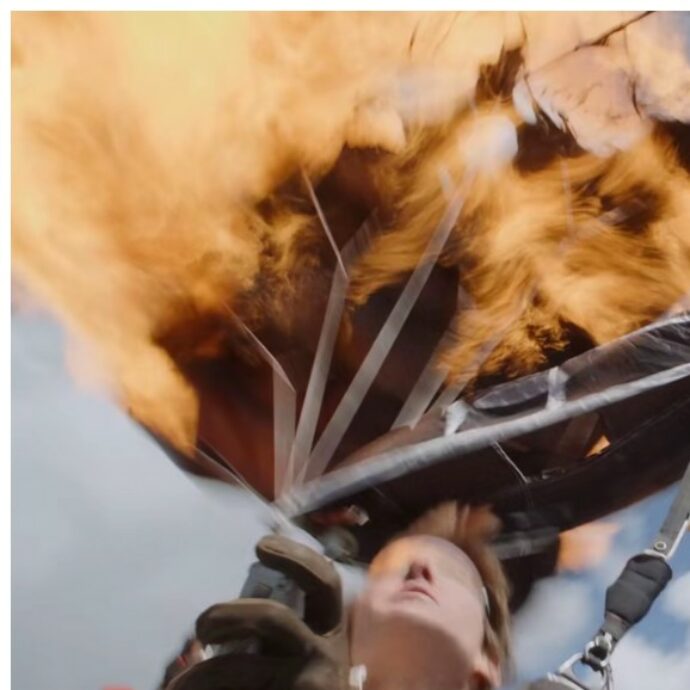 “Avevo solo 10 secondi, poi sarei potuto bruciare anche io”: Tom Cruise centra il Guinnes World Record per essersi lanciato 16 volte con il paracadute in fiamme – VIDEO