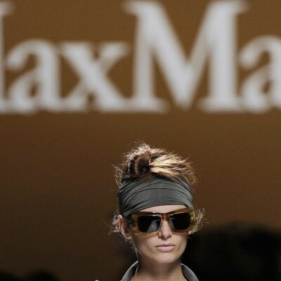 Copertina di “Siete mucche da mungere”. Ed è sciopero a Max Mara