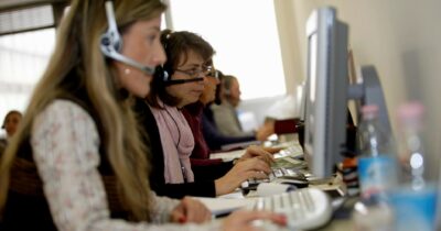 Copertina di Centralinisti, impiegati, commercio. Ecco  chi è stato già  sostituito dall’IA