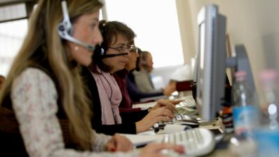 Copertina di Precipita la crisi dei call center: sciopero l’11 novembre. Slc Cgil: “In Sicilia 7mila posti a rischio, rischio disastro sociale”