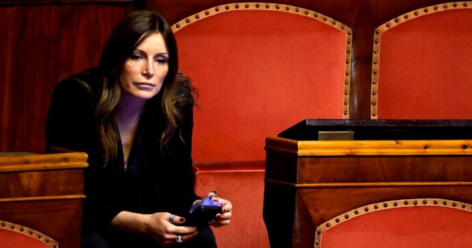 Esce di scena il suo “sherpa”,  ma Borgonzoni fa l’indignata