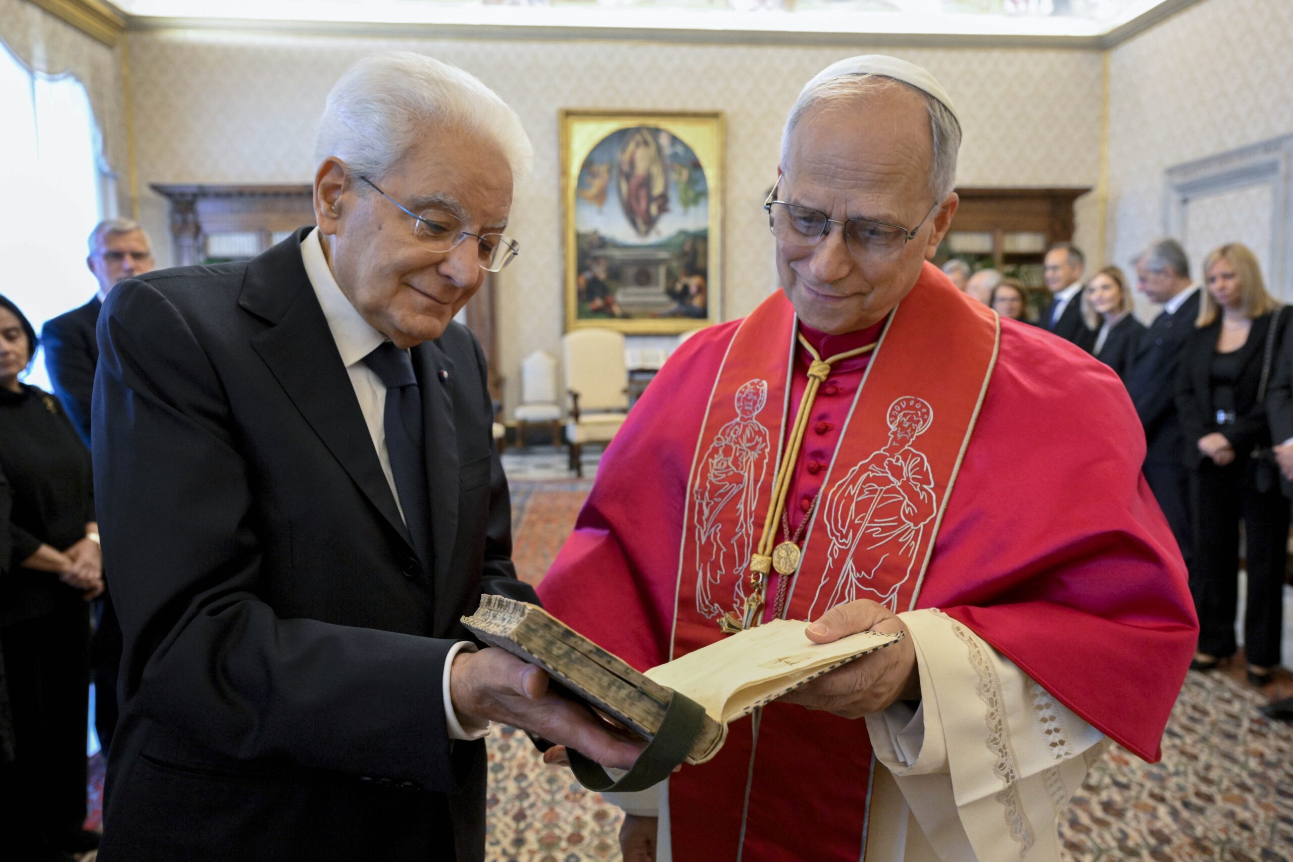 Mattarella in Vaticano per l’incontro ufficiale con Papa Leone XIV: “Al centro dei colloqui Ucraina e Gaza”