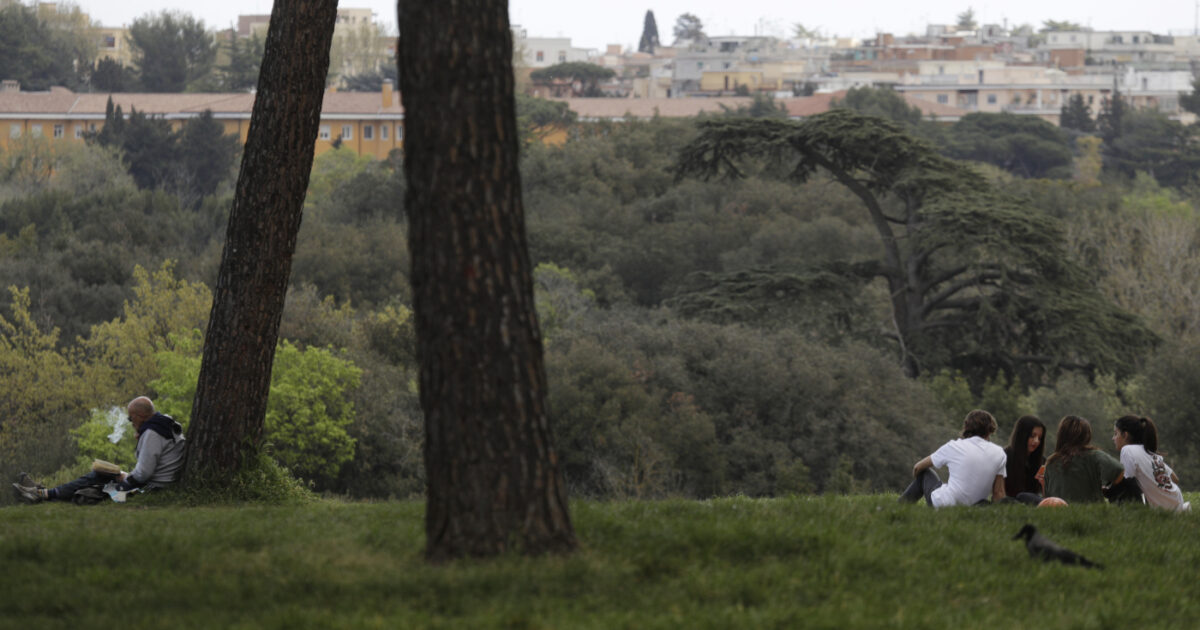 Roma, neonato trovato morto a villa Pamphili: lasciato vicino a una siepe
