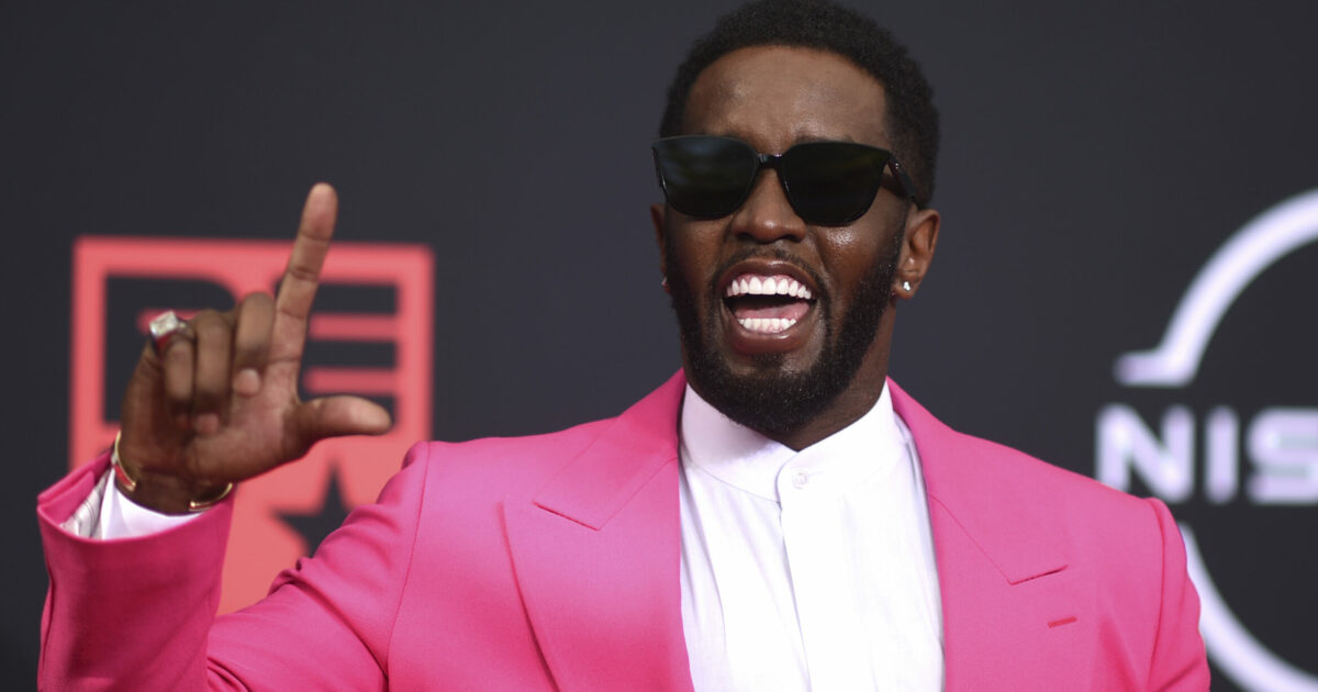 Sextape, fotografie, immagini dei festini a base di droghe: la giuria del processo di Puff Daddy visiona le prove. La difesa pronta al controinterrogatorio Sextape, fotografie, immagini dei festini a base di droghe: la giuria del processo di Puff Daddy visiona le prove. La difesa pronta al controinterrogatorio