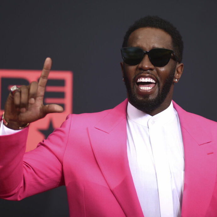 Sextape, fotografie, immagini dei festini a base di droghe: la giuria del processo di Puff Daddy visiona le prove. La difesa pronta al controinterrogatorio